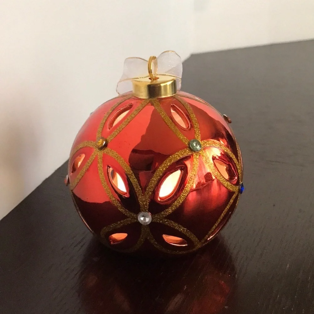 Color-changing holiday decor lighted bulb